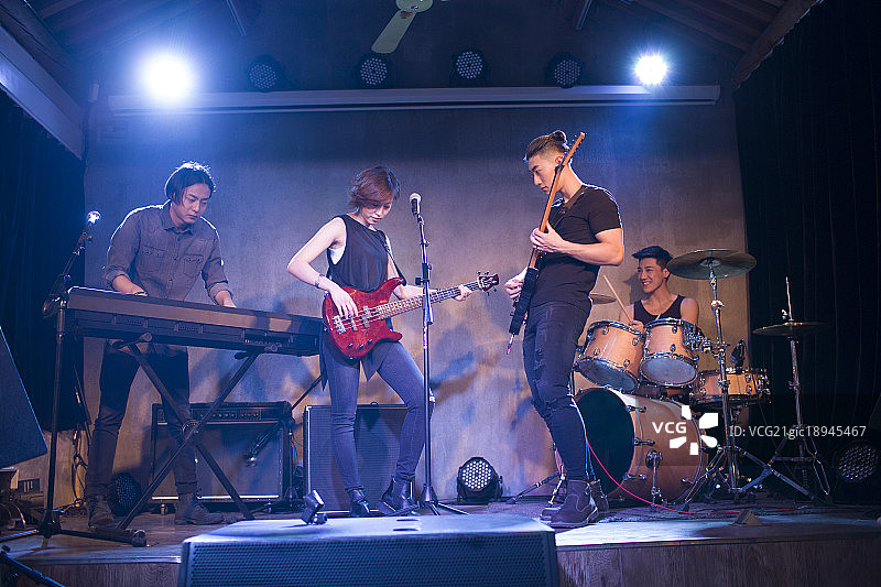 年轻乐队在舞台上表演图片素材