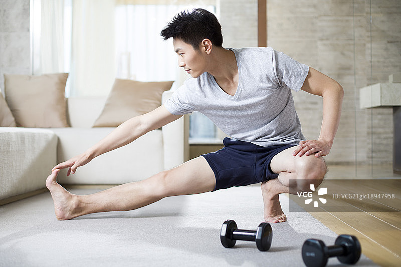 年轻男子在家锻炼身体图片素材