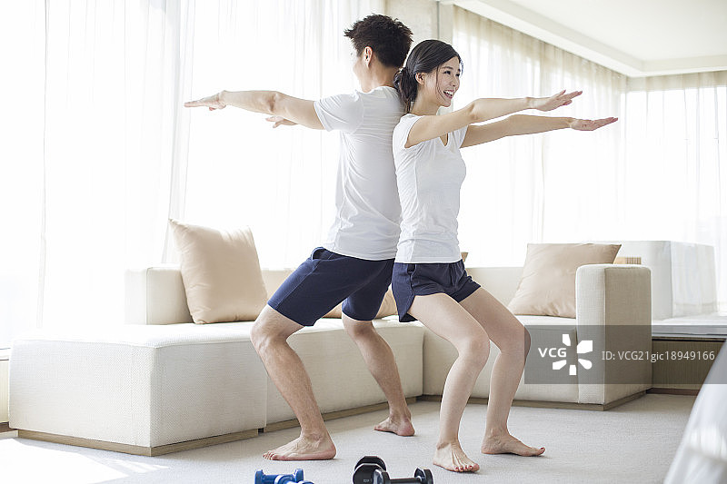 年轻夫妇在家锻炼身体图片素材