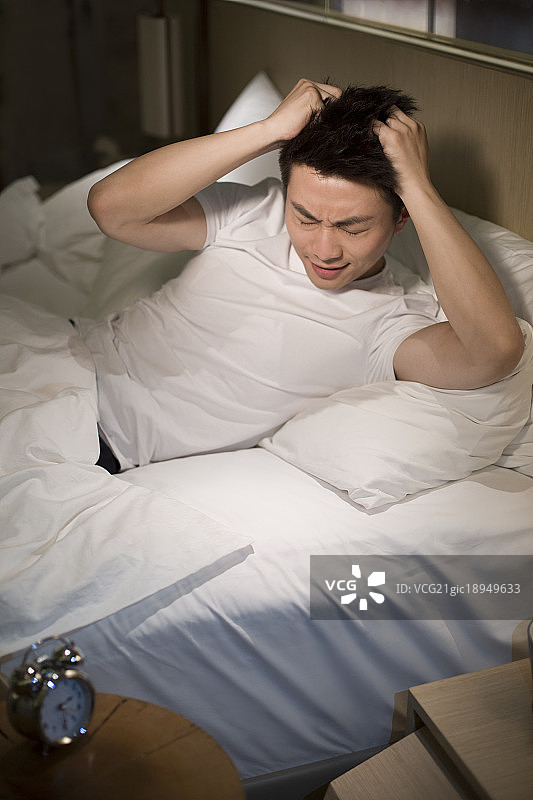 年轻男子深夜失眠图片素材