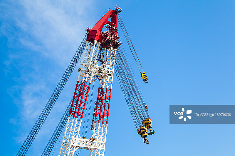 海港上的巨型塔吊图片素材