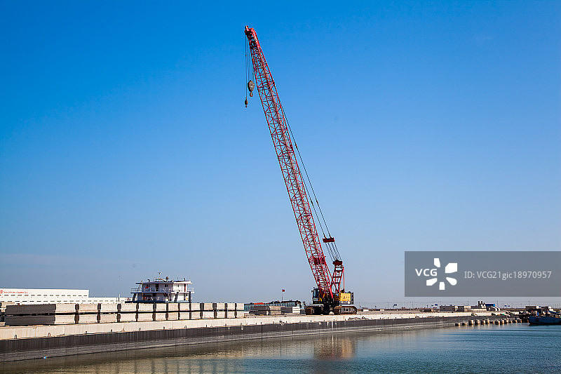 海港上的巨型塔吊图片素材