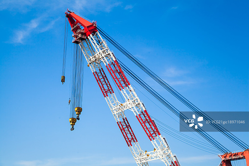 海港上的巨型塔吊图片素材