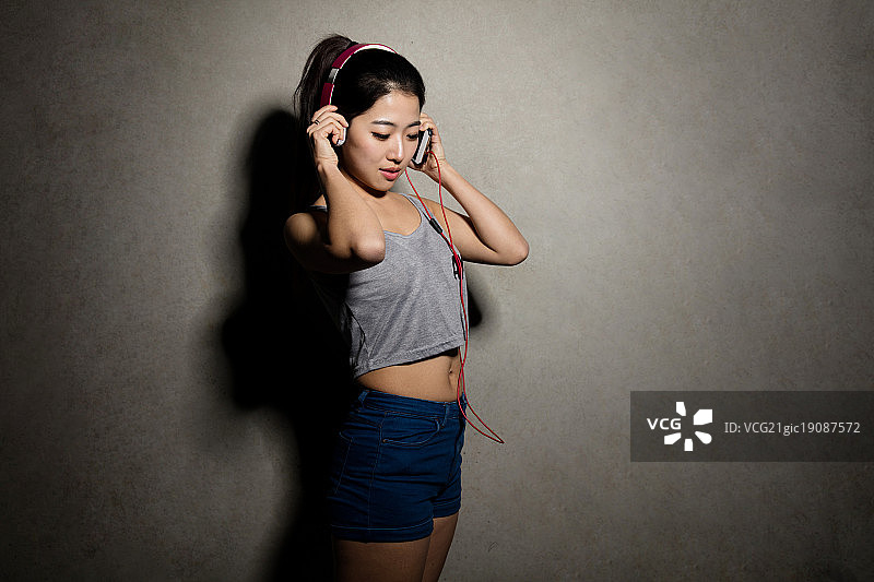 听着音乐舞动的青年女子图片素材