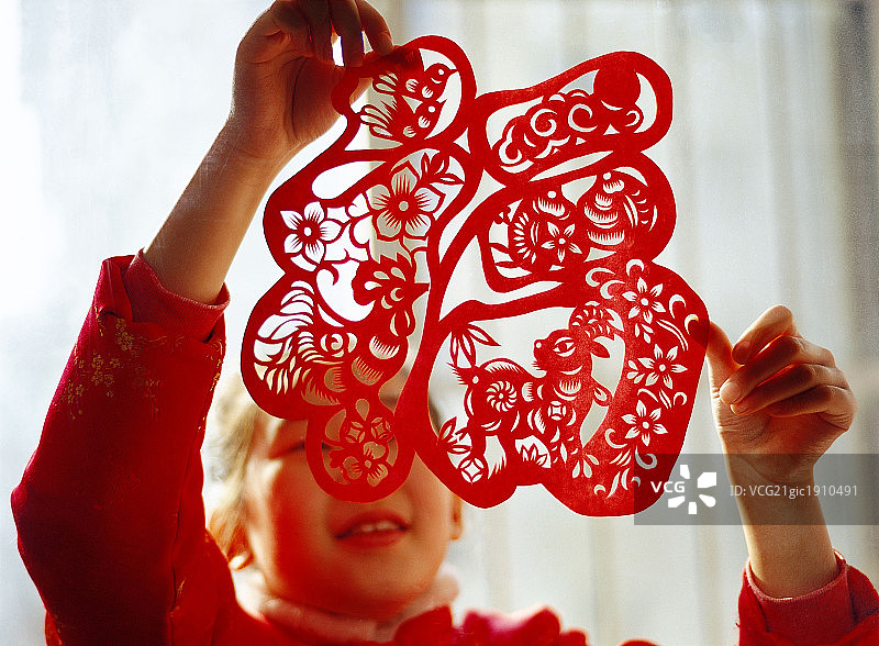 过年贴窗花图片素材