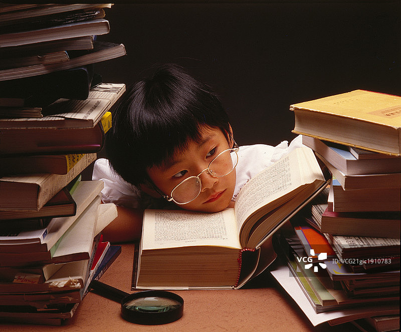 东方儿童在室内学习图片素材