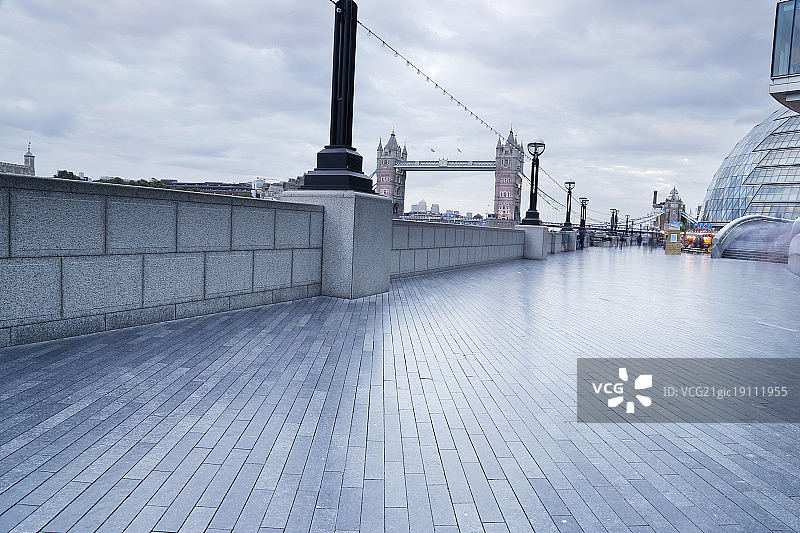 汽车广告背景-伦敦塔桥建筑背景与展示地面图片素材