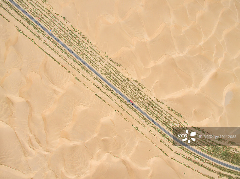 塔克拉玛干沙漠公路图片素材