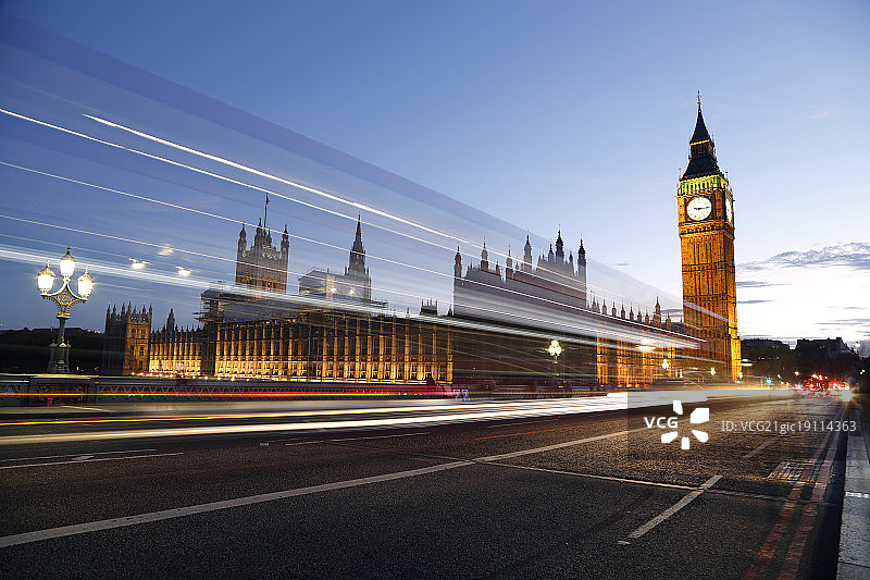 伦敦大本钟与泰晤士河桥路面与光轨图片素材
