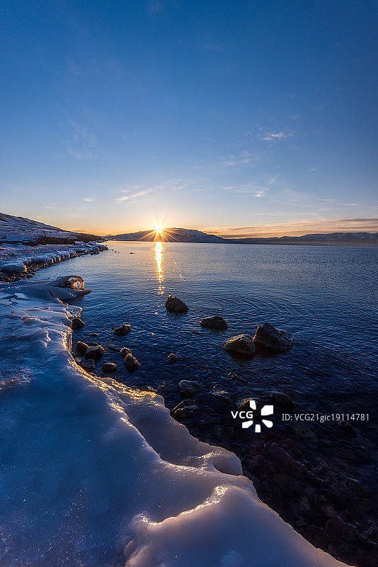 寒冷的塞里木湖图片素材