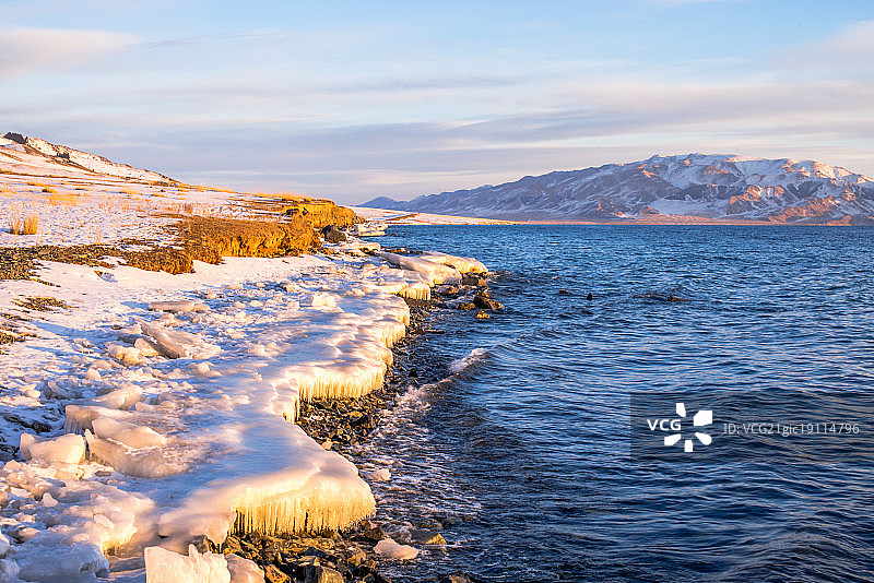 寒冷的塞里木湖图片素材