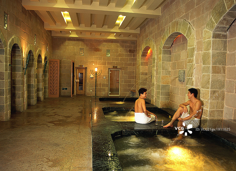 东方男人泡温泉图片素材