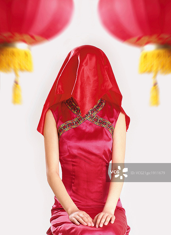 东方新娘子红色旗袍红盖头图片素材