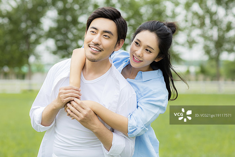 嬉戏的青年伴侣图片素材