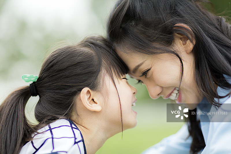 亲密的母女图片素材