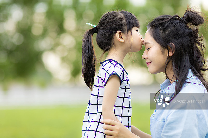 亲密的母女图片素材