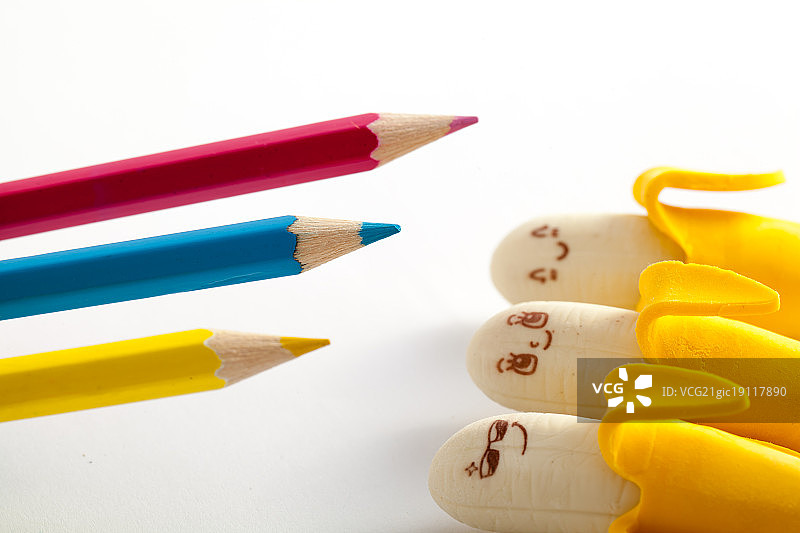 小黄人燕尾夹和彩色铅笔图片素材