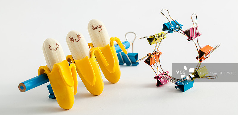 小黄人燕尾夹和彩色铅笔图片素材