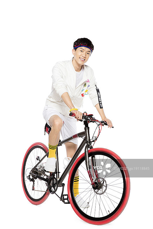 骑自行车的青年男人图片素材