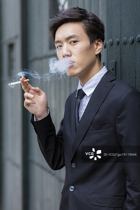 吸烟的青年男人图片素材