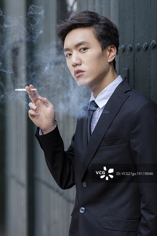 吸烟的青年男人图片素材
