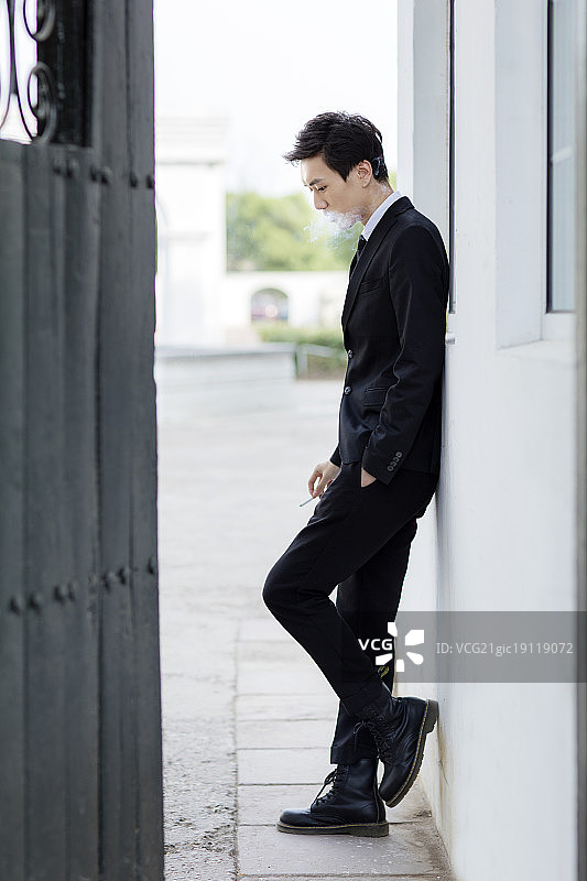 吸烟的青年男人图片素材