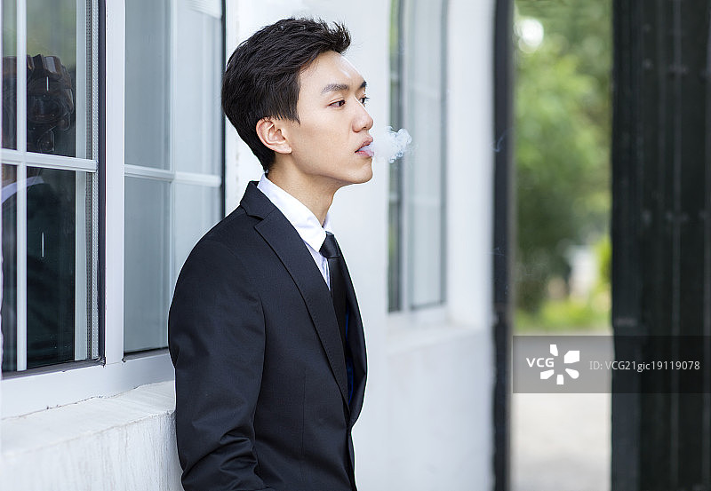 吸烟的青年男人图片素材