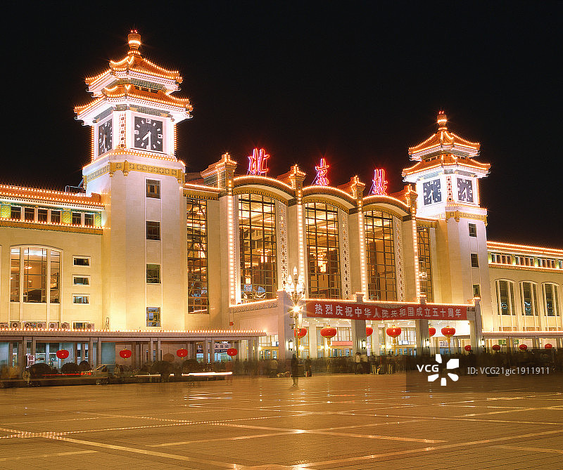 夜景拍摄的北京火车站图片素材