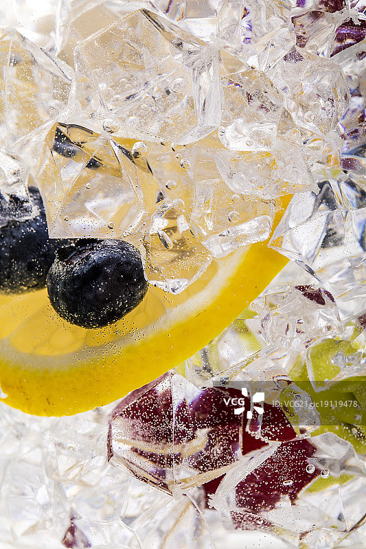 冰块与水果图片素材