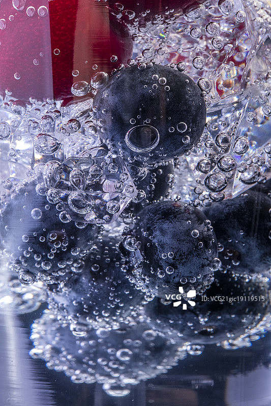 玻璃杯中的水果图片素材