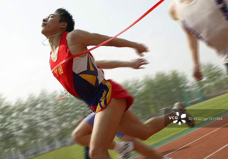 东方青年在户外跑步图片素材