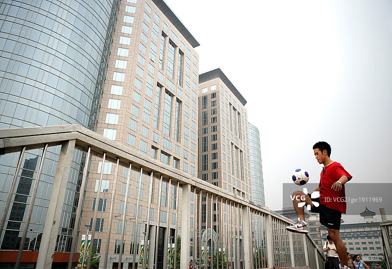 东方人物在东方广场玩滑板图片素材