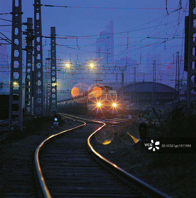 黎明火车铁轨图片素材