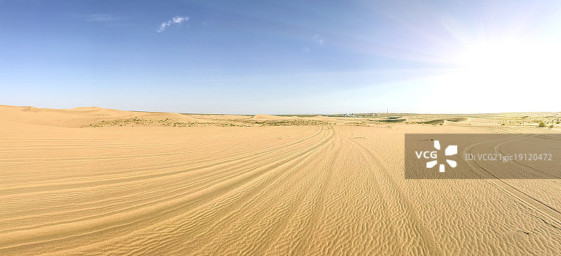 Inner Mongolia he Lin Dan way in the desert图片素材