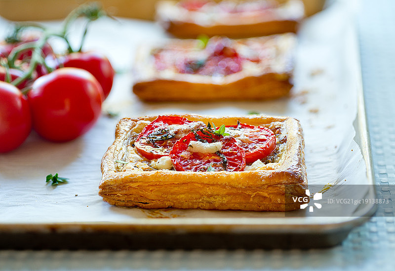 香草山羊奶酪和番茄挞图片素材
