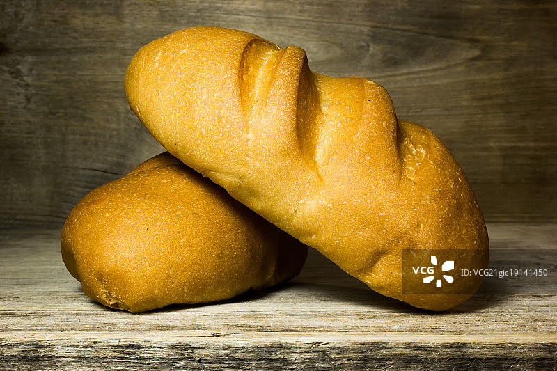 木质背景上的法棍面包图片素材