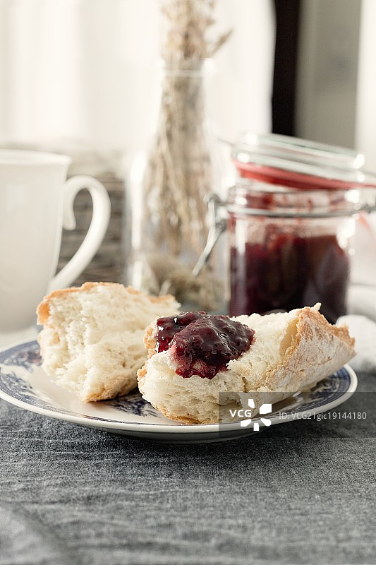 搭配橘子酱的新鲜法棍面包图片素材