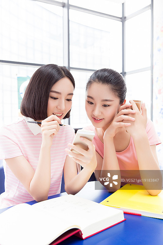 两个漂亮的女大学生图片素材