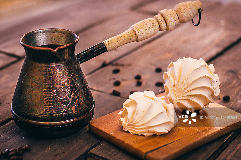 喝咖啡和吃棉花糖的土耳其男人图片素材