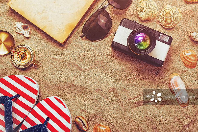 沙滩上的夏季假日旅游配件图片素材