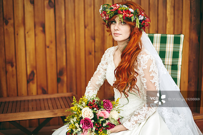 美丽的红发新娘与鲜花图片素材
