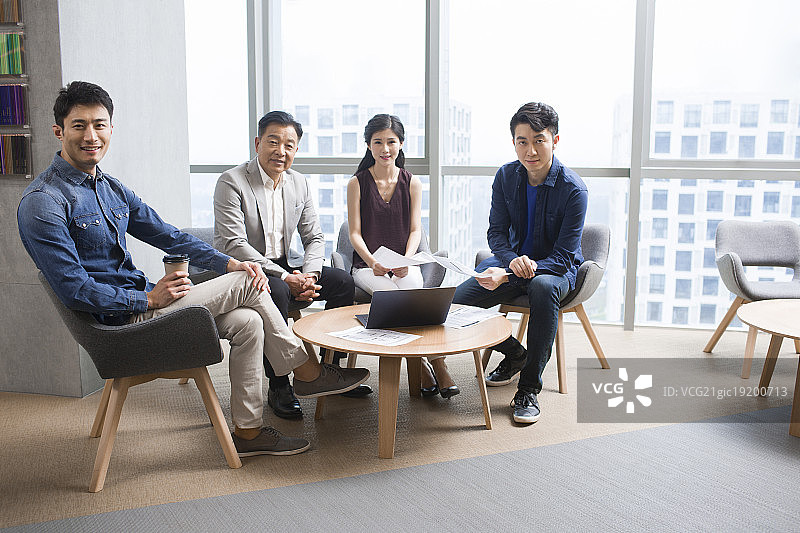 商务人士在办公室开会讨论图片素材