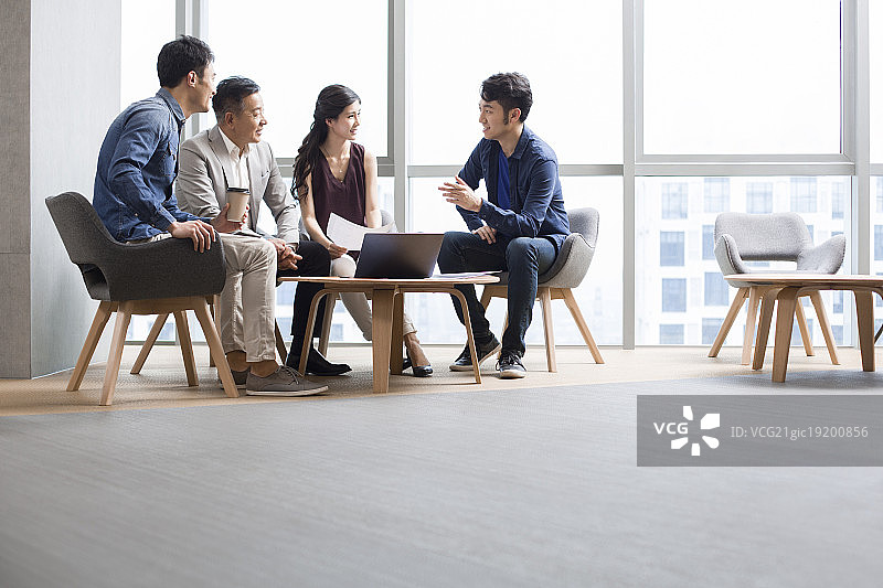 商务人士在办公室开会讨论图片素材