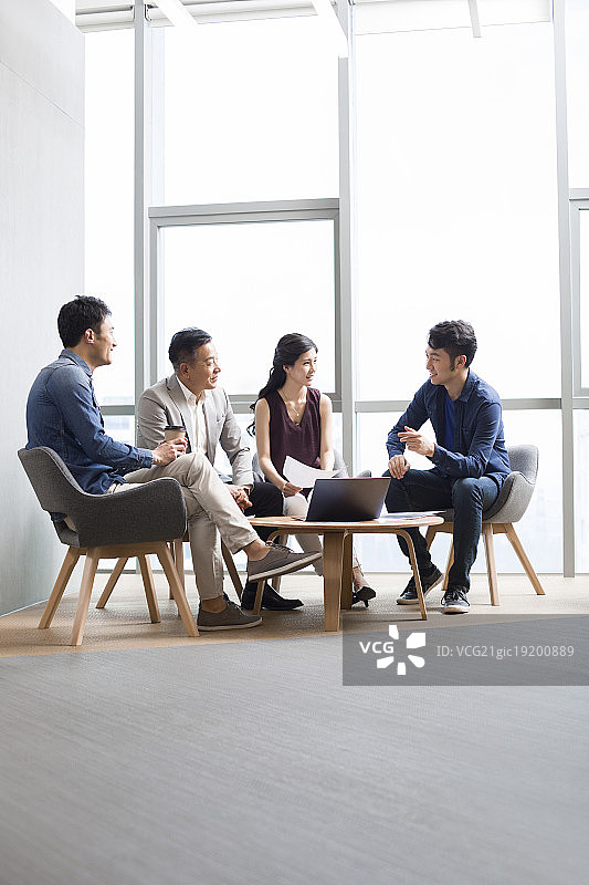 商务人士在办公室开会讨论图片素材