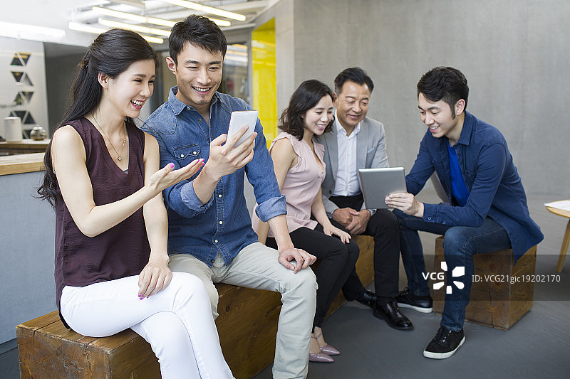 商务人士在办公室使用电子科技产品图片素材