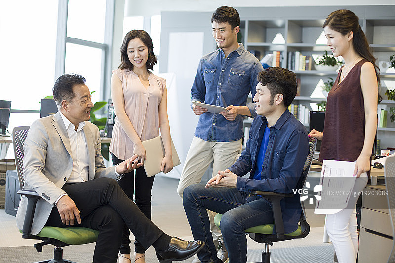 商务人士在办公室开会讨论图片素材