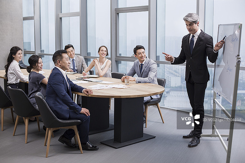 商务人士在会议室开会图片素材