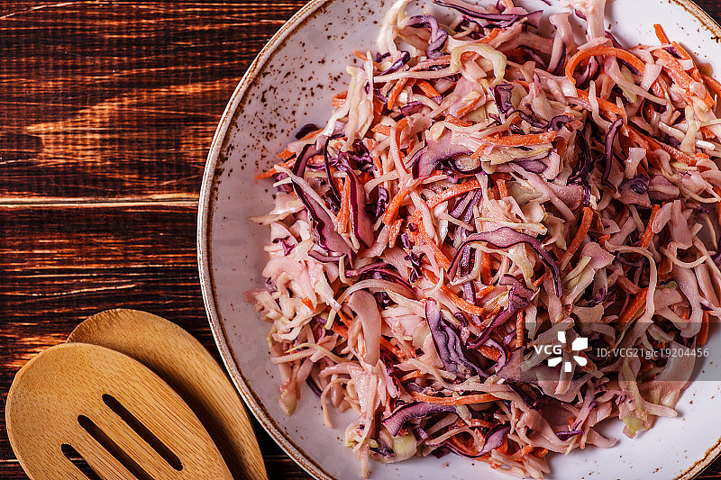深色木质背景上的自制凉拌卷心菜图片素材