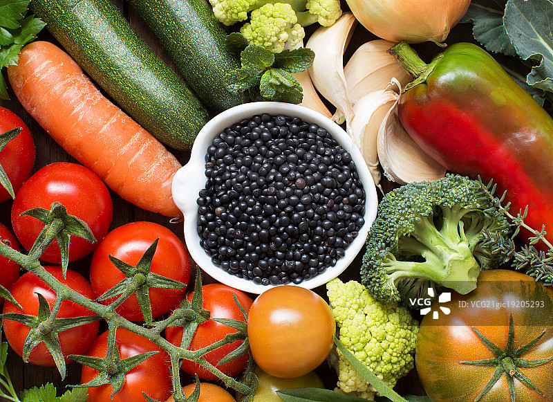 碗中盛放的未煮熟的黑扁豆和蔬菜图片素材
