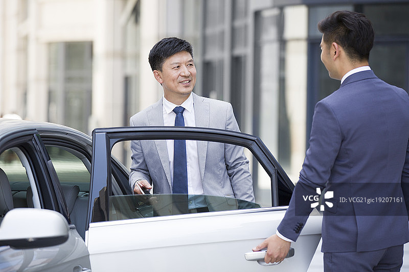 汽车司机为商务男士打开车门图片素材